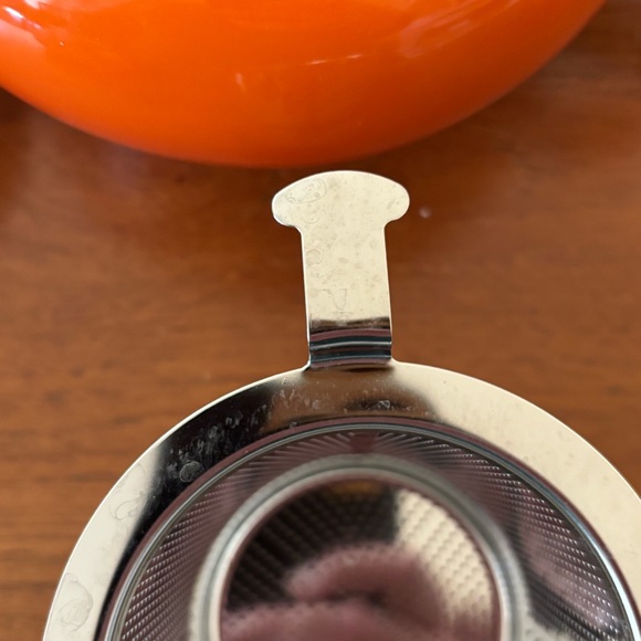 Le Creuset stoneware orange-red flame teapot with stainless steel strainer - Picture 12 of 16